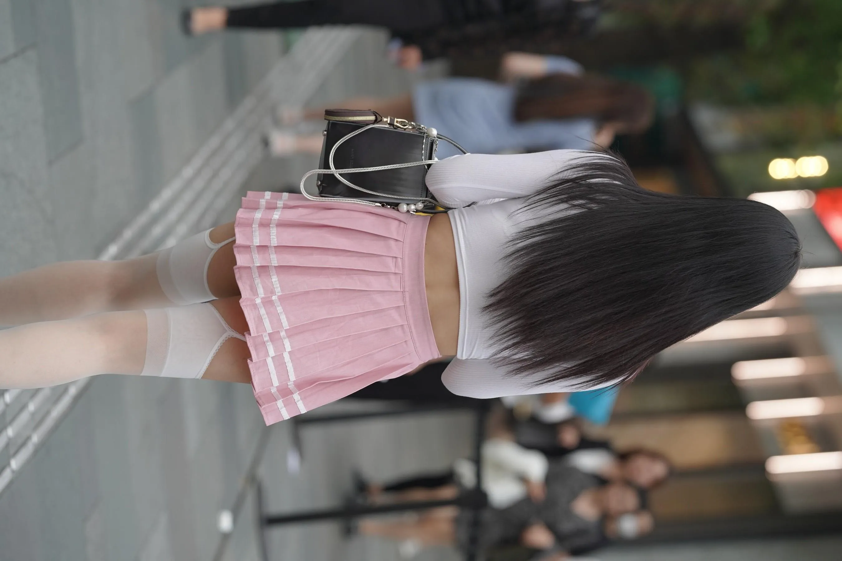 魔镜街拍 NO.161 街拍白丝吊带袜美女 [109P]插图3
